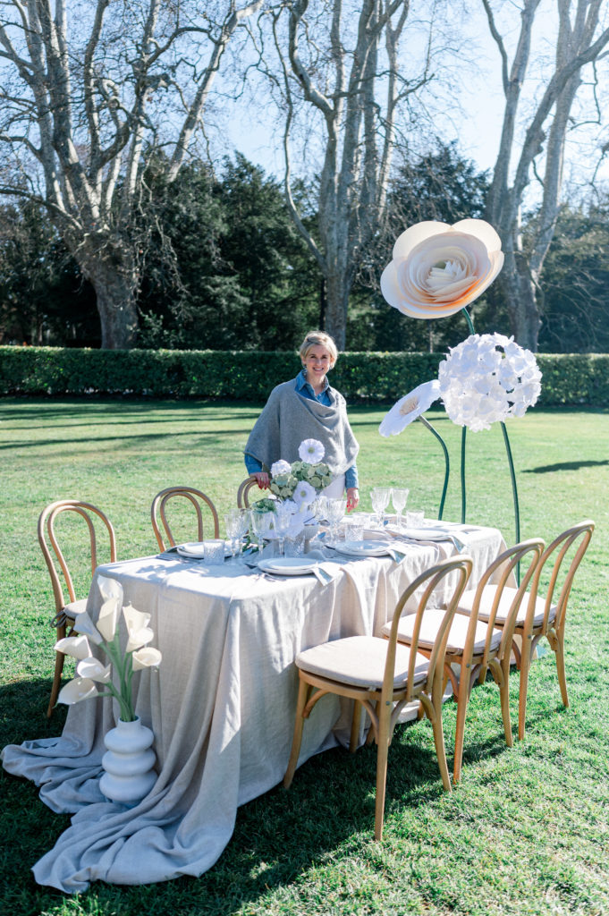 Table dressée en extérieur pour un mariage intimiste dans les Alpilles, en Provence.
©Sylvia Calmet